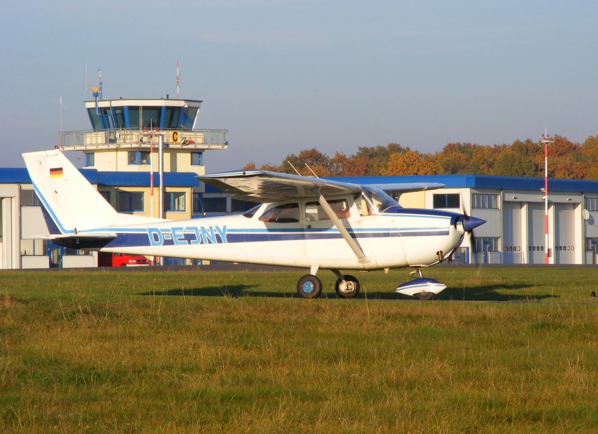 D-EJNY, Cessna 172 (Skyhawk) auf dem Weg zum Start In Gera (EDAJ) am 31.10.2015