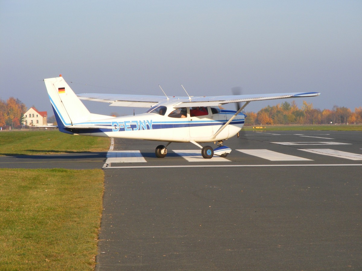 D-EJNY, Cessna 172 (Skyhawk) vor dem Start auf der Piste 06 in Gera (EDAJ) am 31.10.2015