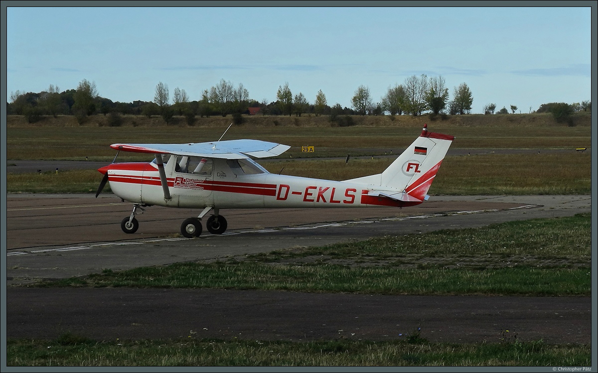 D-EKLS, eine Cessna F-150 der Flugschule Löffler, am Flugplatz Halle-Oppin. (19.10.2018)