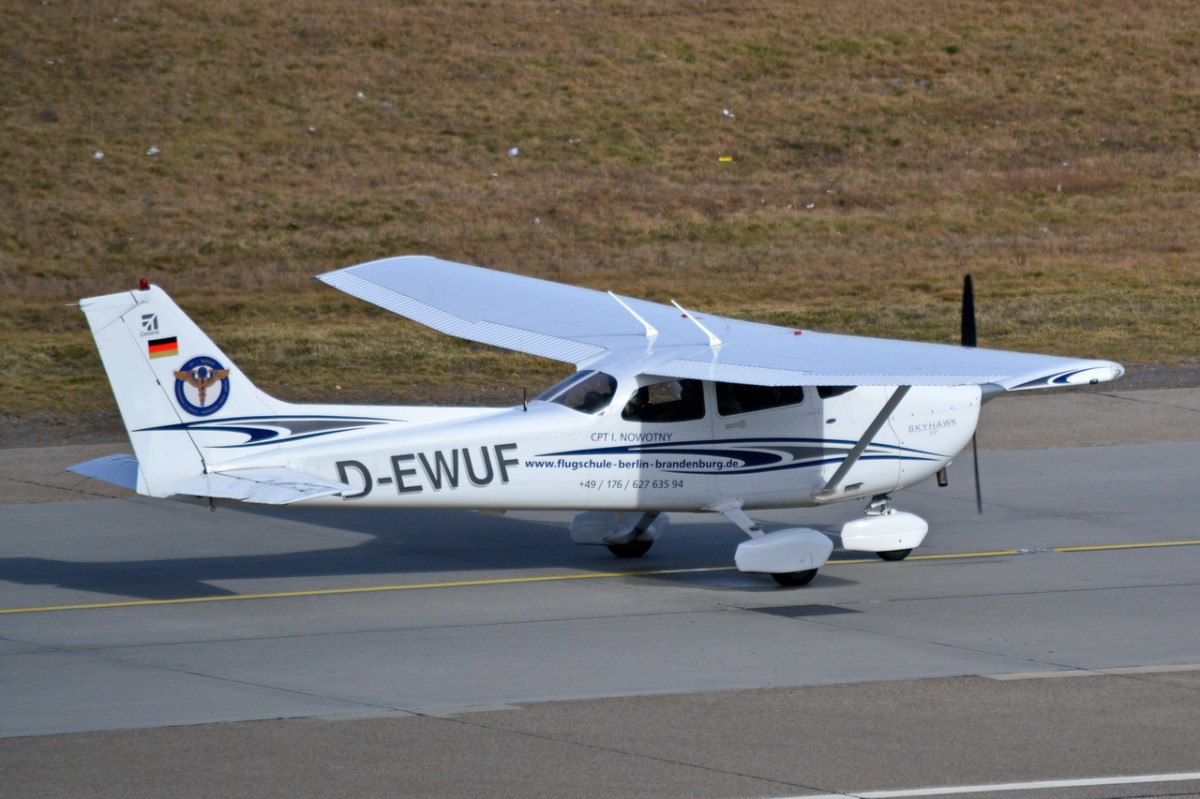 D-EWUF  Private Cessna 172SP     18.02.2014   Berlin-Tegel