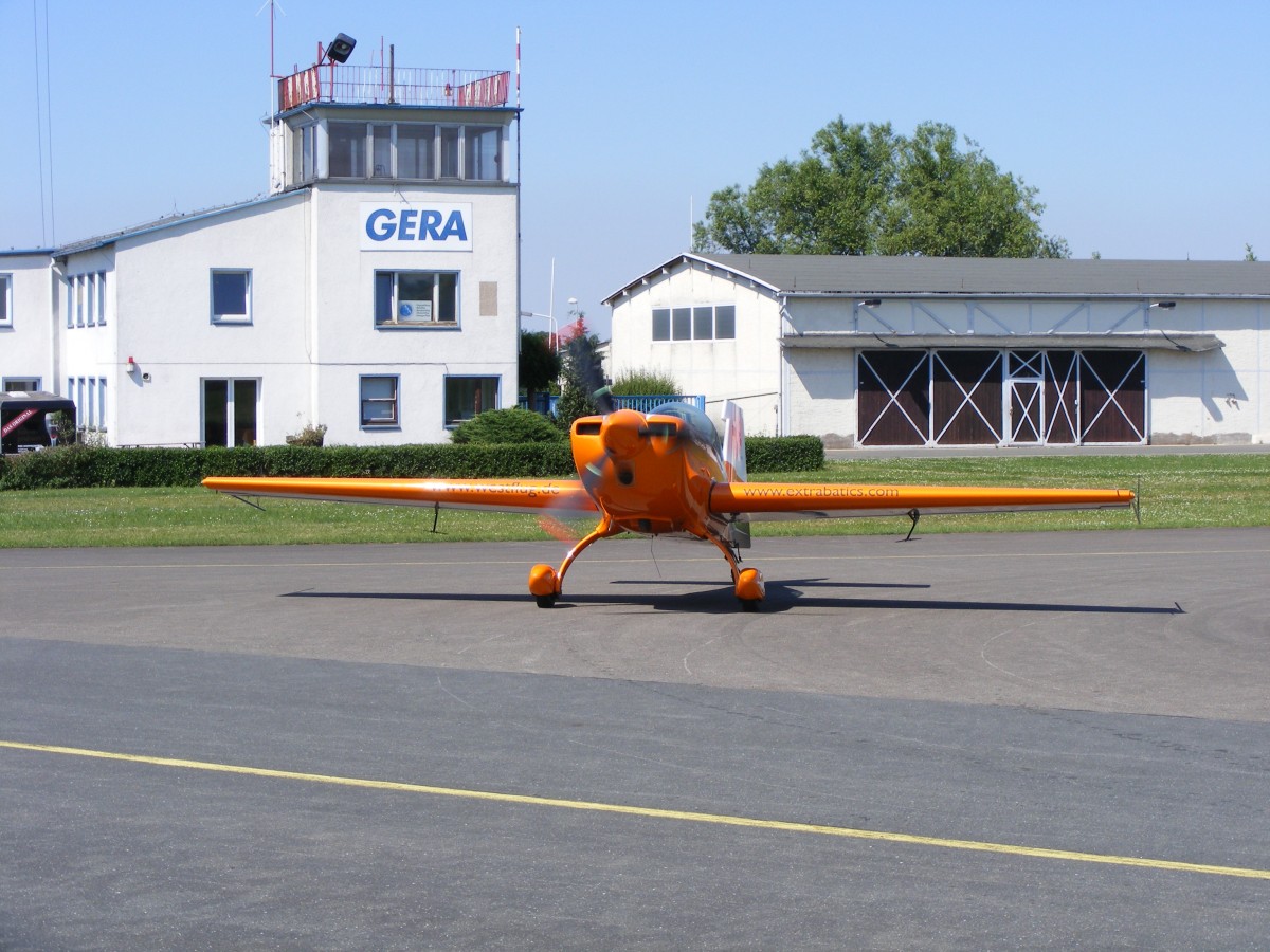 D-EXKW, Extra 330LX, auf dem Weg zum Start in Gera (EDAJ) am 2.7.2015