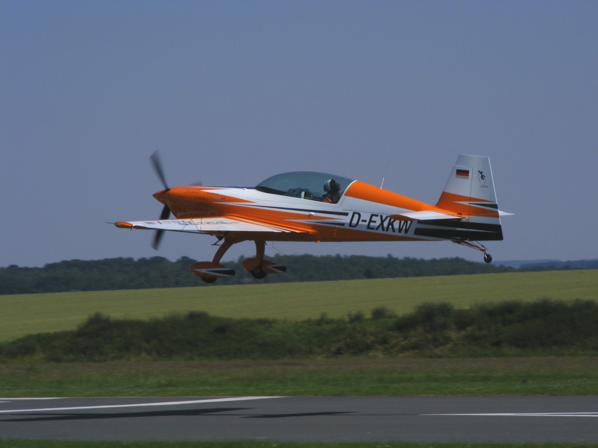D-EXKW, Extra 330LX bei der Landung in Gera (EDAJ),2.7.2015