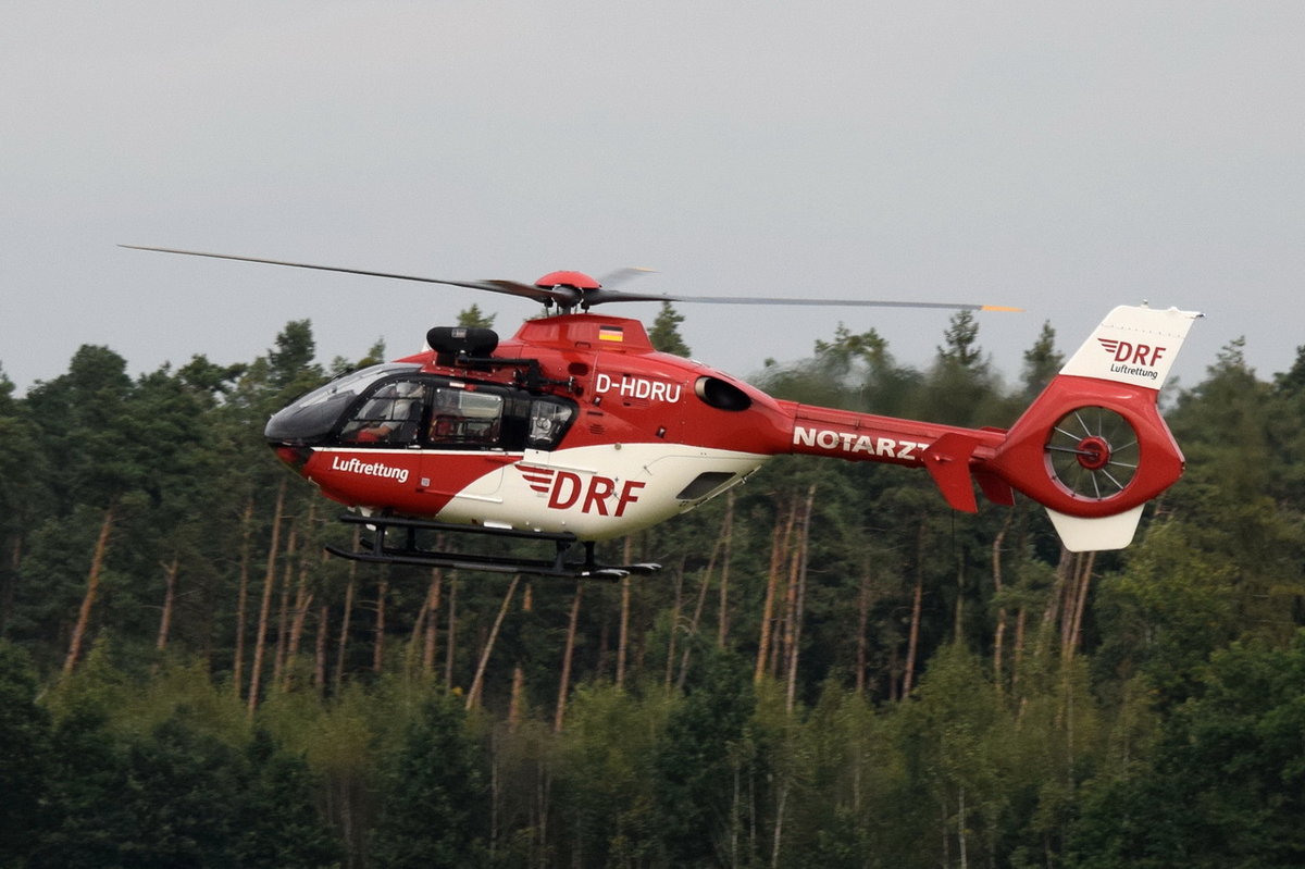 D-HDRU DRF Luftrettung (German Air Rescue) Eurocopter EC135 P2+ (EC135 P2i)  vor der Landung in Nürnberg  01.10.2016