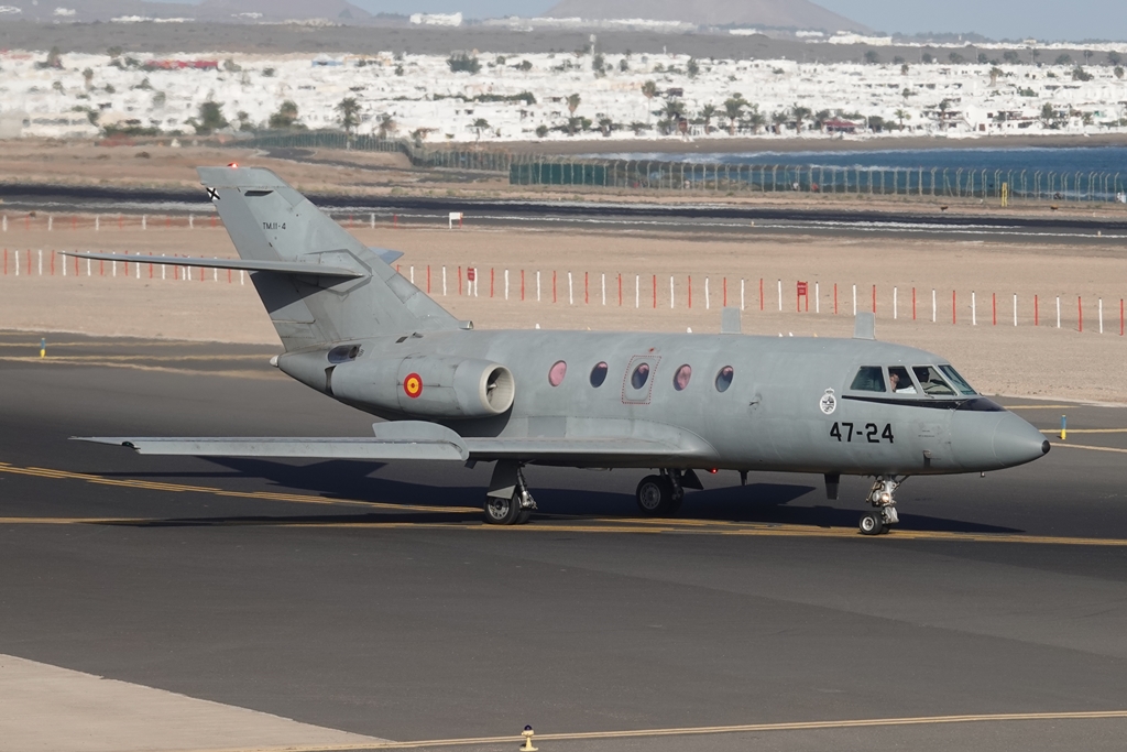 Dassault Falcon 20E-5 (47-24 / TM.11-4) der Spain Air Force vor dem Line-up auf die 03 am 14.12.17 in ACE. Die Falcon 20 ist eigentlich ein Geschäftsreiseflugzeug, wird aber von der Spain Air Force (militärisch?, wofür auch immer) genutzt.