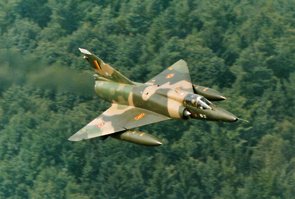 Dassault Mirage III (Luft-Luft-Aufnahme) Oldie der Belgischen Luftwaffe, BR-21 im  low-level-flight  über`m Hunsrück - Sommer 1985