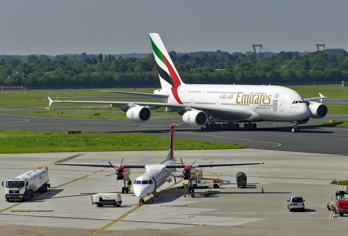  David und Goliath  in Düsseldorf. A 380-800 Emirates und Bombardier DHC-8-402 Air Berlin im Größenvergleich - DUS 29.08.2017