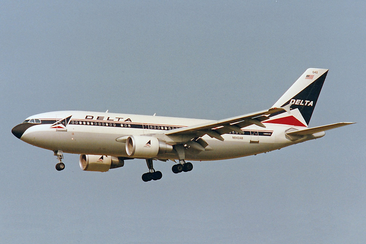 Delta Air Lines, N842AB, Airbus A310-324, msn: 687, Juli 1994, ZRH Zürich, Switzerland. Scan aus der Mottenkiste.