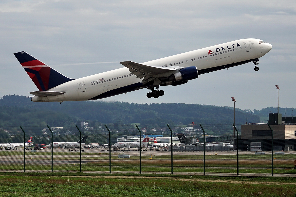 Delta Airlines, Boeing 767-332/ER, N184DN. Auch hier kann man noch gut den Kondensstreifen erkennen, den man nicht oft zu sehen bekommt im Sommer. 29.8.2014