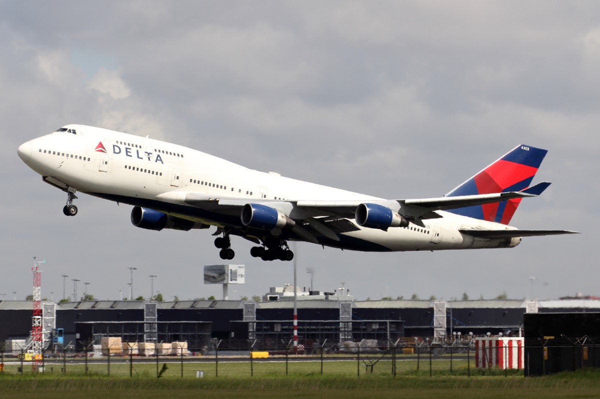 Delta Airlines N663US beim Start in Amsterdam 20.5.2015