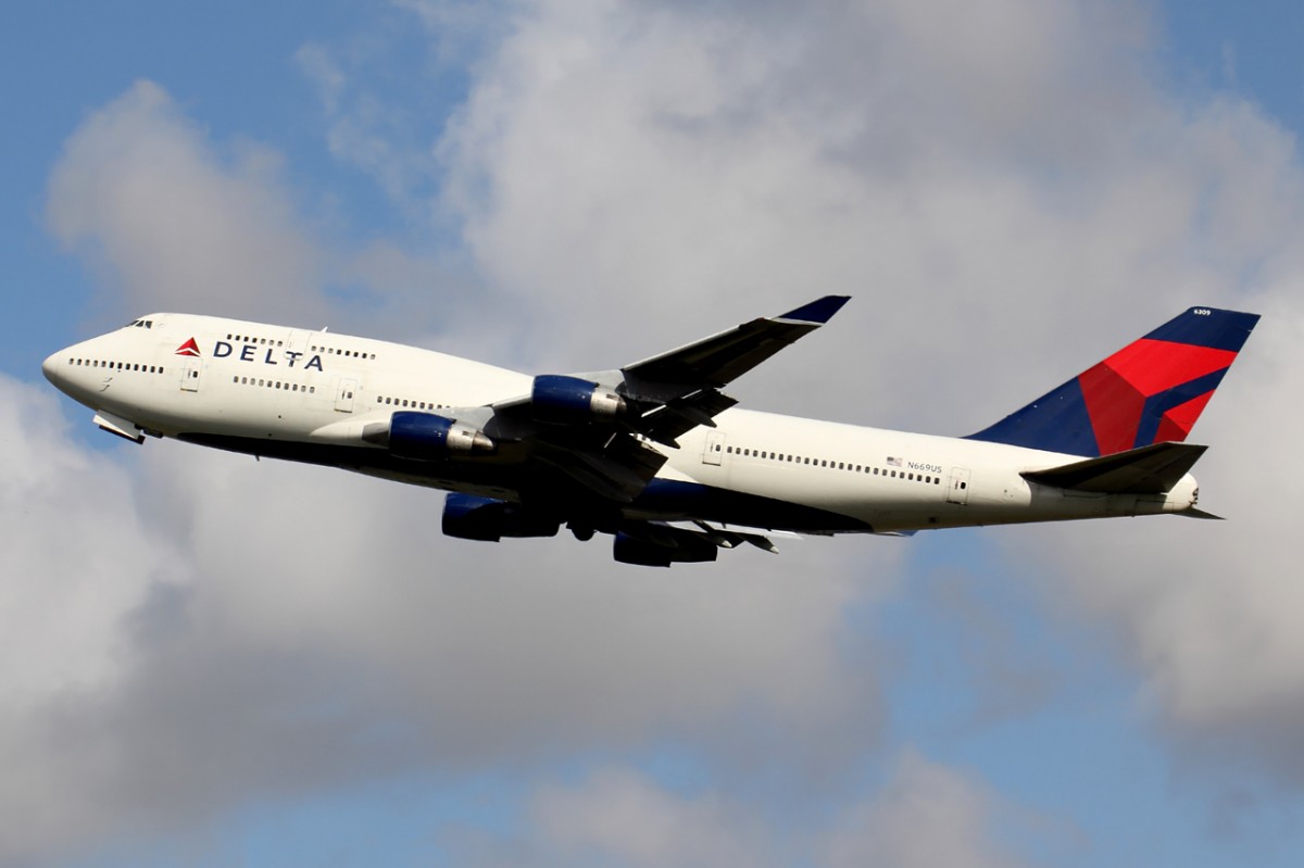Delta Airlines N669US beim Start in Amsterdam 20.5.2015