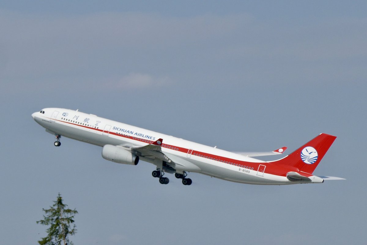 Der A330-343 (A333) B-8589 der Sichuan Airlines nach dem Start am 15.9.18 in Zürich.