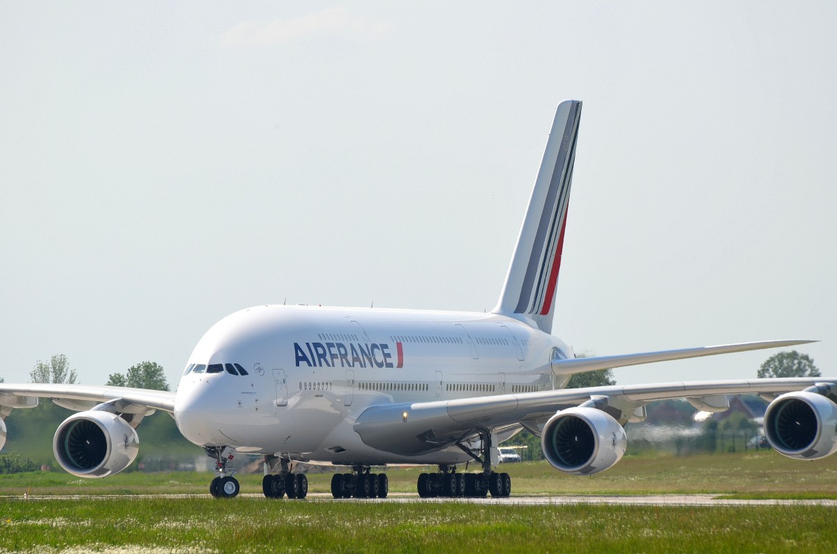 Der Air France  Airbus A380 F-WWSV aufgenommen am 21.05.14 bei Airbus Hamburg Finkenwerder. 