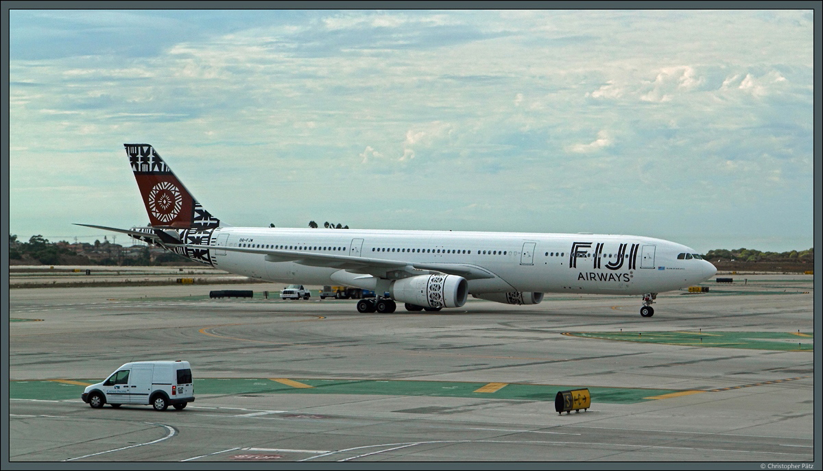 Der Airbus A330-343 DQ-FJW von Fiji Airways rollt am 29.10.2016 zum Gate am Los Angeles International Airport.