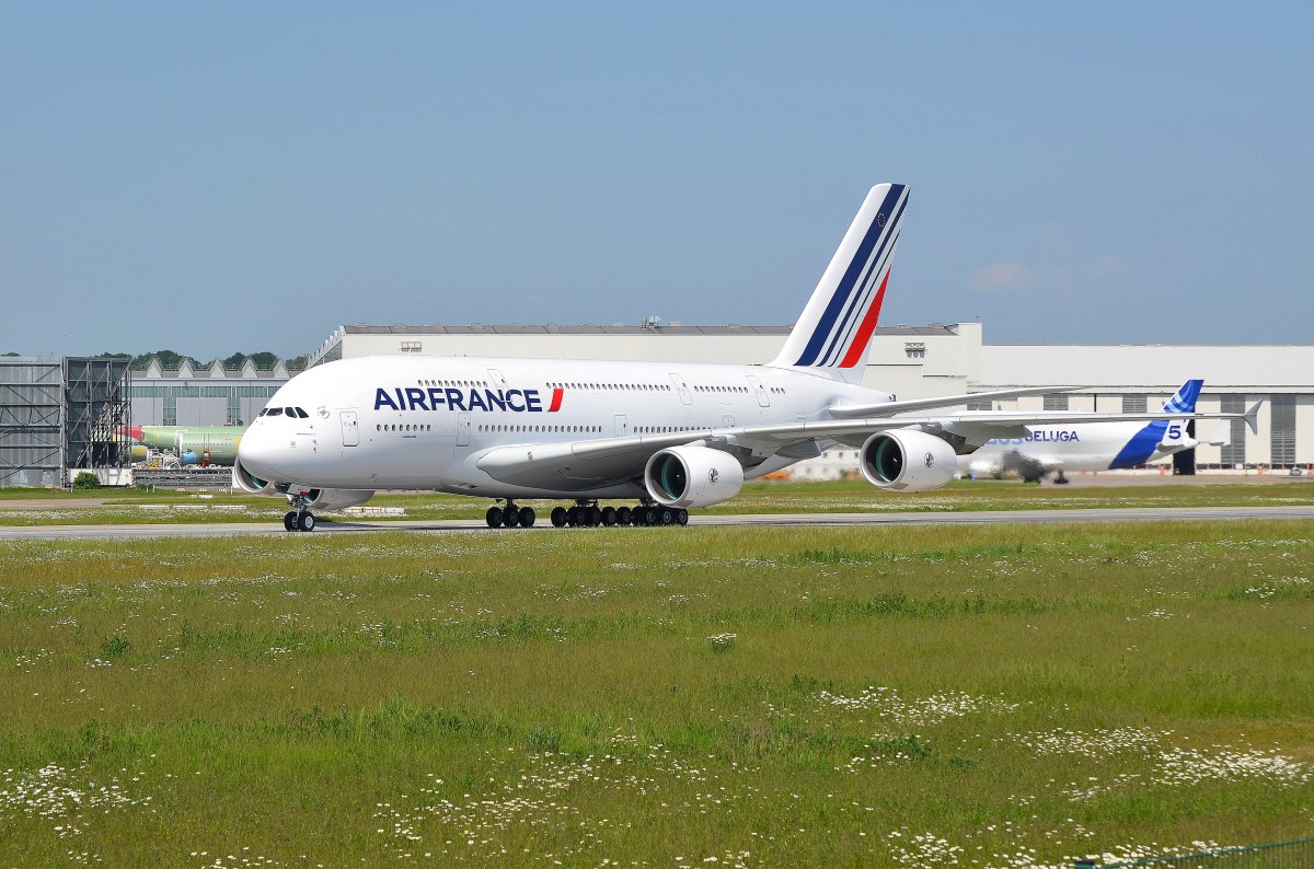 Der Airbus A380 F-WWSV der Air France aufgenommen am 21.05.14 bei Airbus Finkenwerder. 