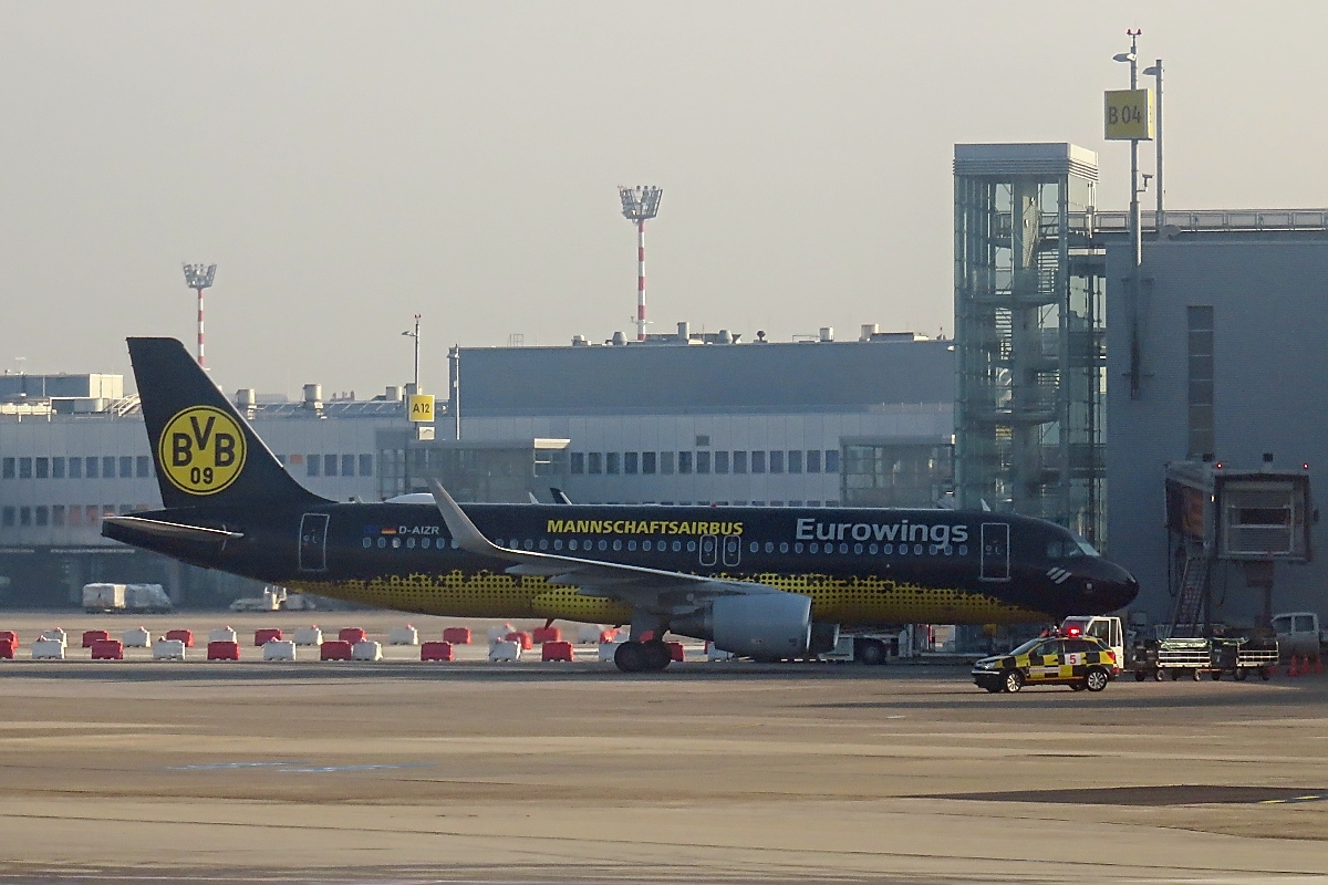 Der BVB-Mannschaftairbus - Eurowings D-AIZR - Airbus A320-214 - am 8.2.2018 in DUS