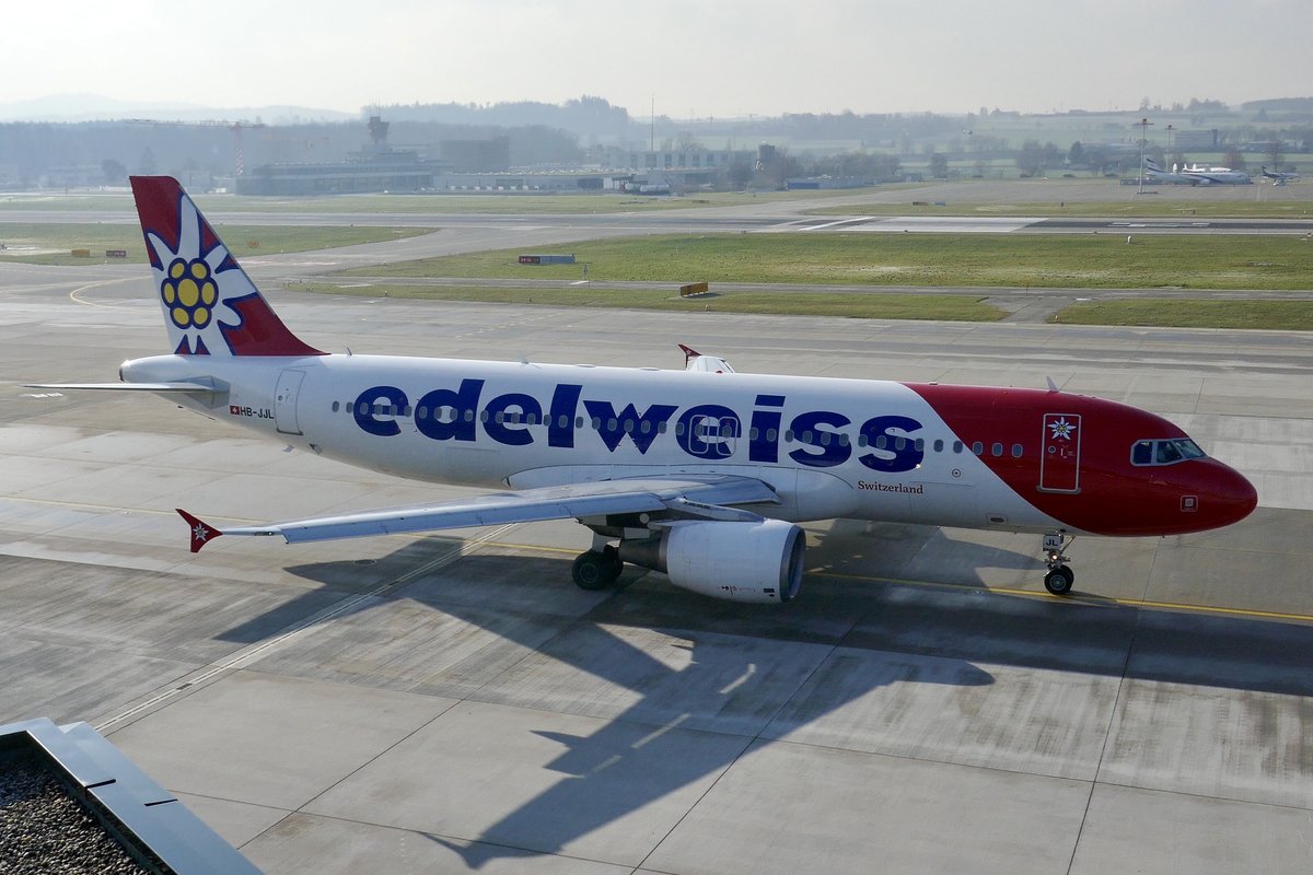 Der Edelweiss A320-214 HB-JJL  Säntis  rollt am 19.1.19 im Zürcher Flughafen zur Startpiste.