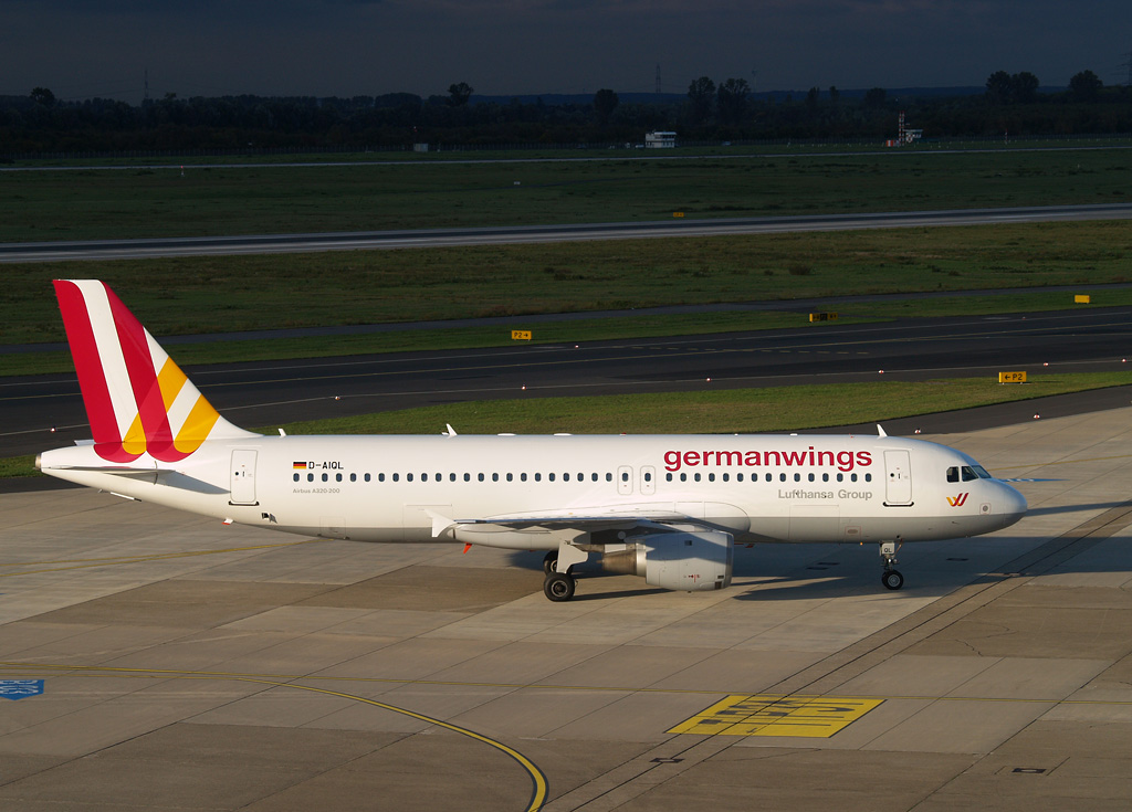 Der für germanwings fliegende A320-211 mit der Kennung D-AIQL ist am 14.10.2014 ind Düsseldorf gelandet und rollt nun zum Gate. Nur einen Monat eher trug er noch die LH-Bemalung