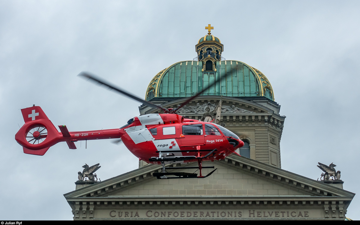 Der neue Helikopter der Schweizerischen Rettungsflugwacht REGA vom Typ H145 mit der Registrierung HB-ZQH wurde am 2. November 2018 auf dem Bundesplatz in Bern der interessierten Bevölkerung präsentiert. Der Helikopter startet vor der Kulisse des Bundeshauses.