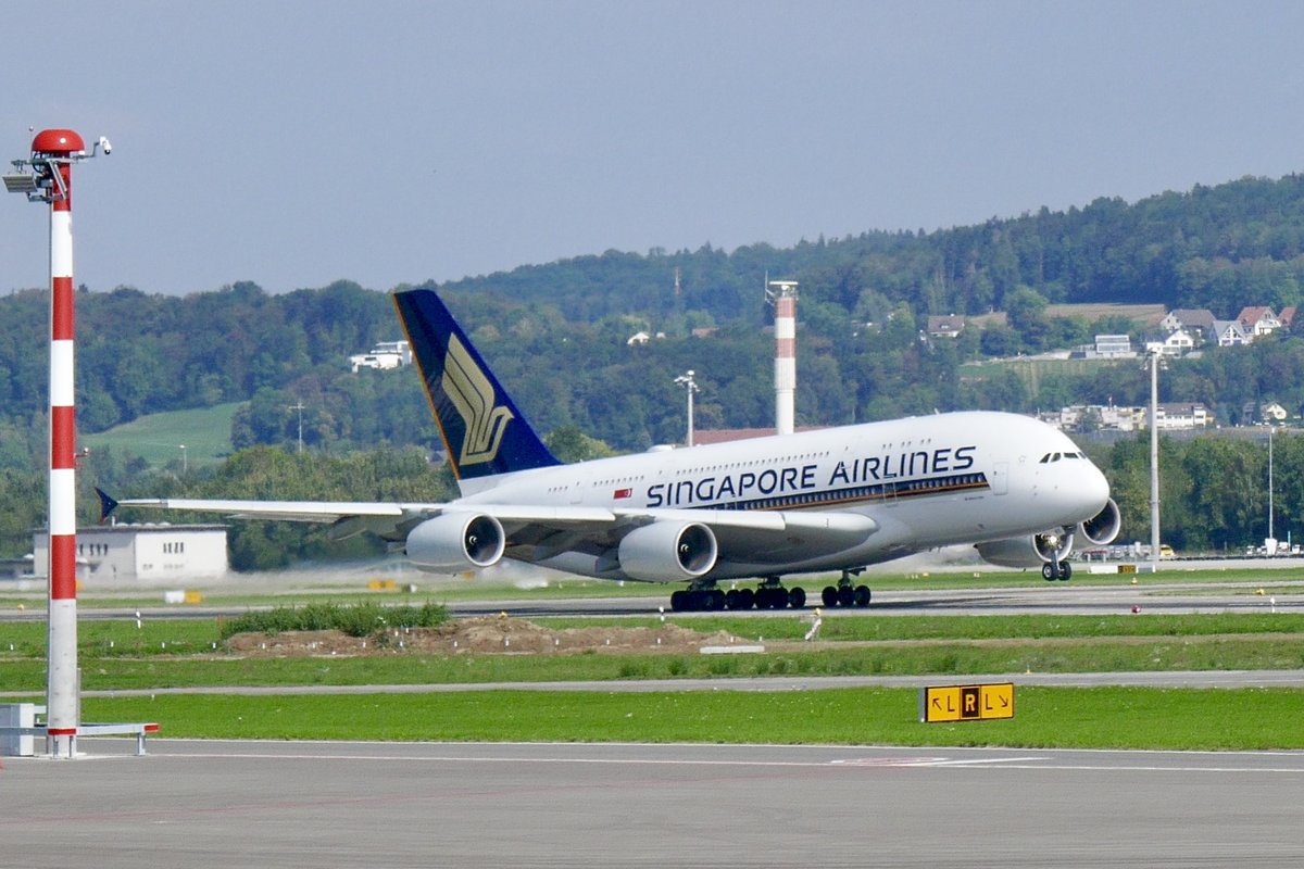 Der Supervogel A380-841 (A388) 9V-SKU der Singapore Airlines beim abheben am 15.9.18 in Zürich.