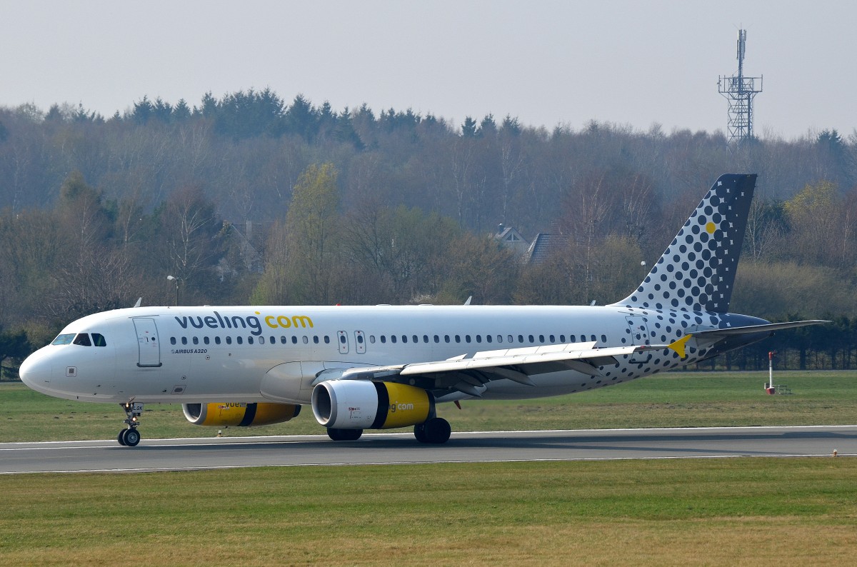 Der Vueling Airbus A320 EC-LQK aufgenommen in Hamburg Fuhlsbüttel am 30.03.14