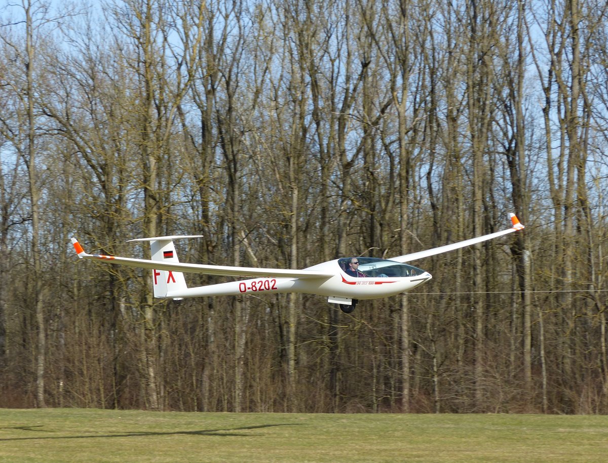 DG 303 Elan, D-8202 beim F-Schlepp in Moosburg auf der Kippe (EDPI) am 30.3.2021
