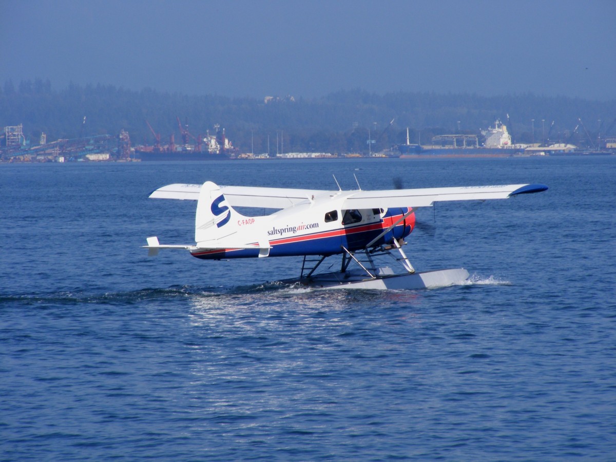 DHC-2 Beaver C-FAOP von Saltspring Air auf dem Weg zum Start am Vancouver Harbour Airport (CXH) am 13.9.2013