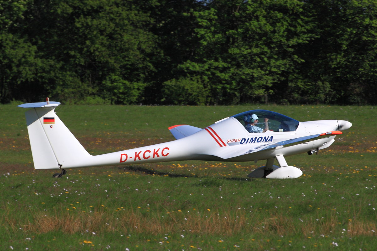 Diamond HK36R Super Dimona, D-KCKC. Das Vereinsflugzeug des Luftsportvereins Linkenheim-Hochstetten war am 05.05.2018 zu Gast in Ailertchen (EDGA) .