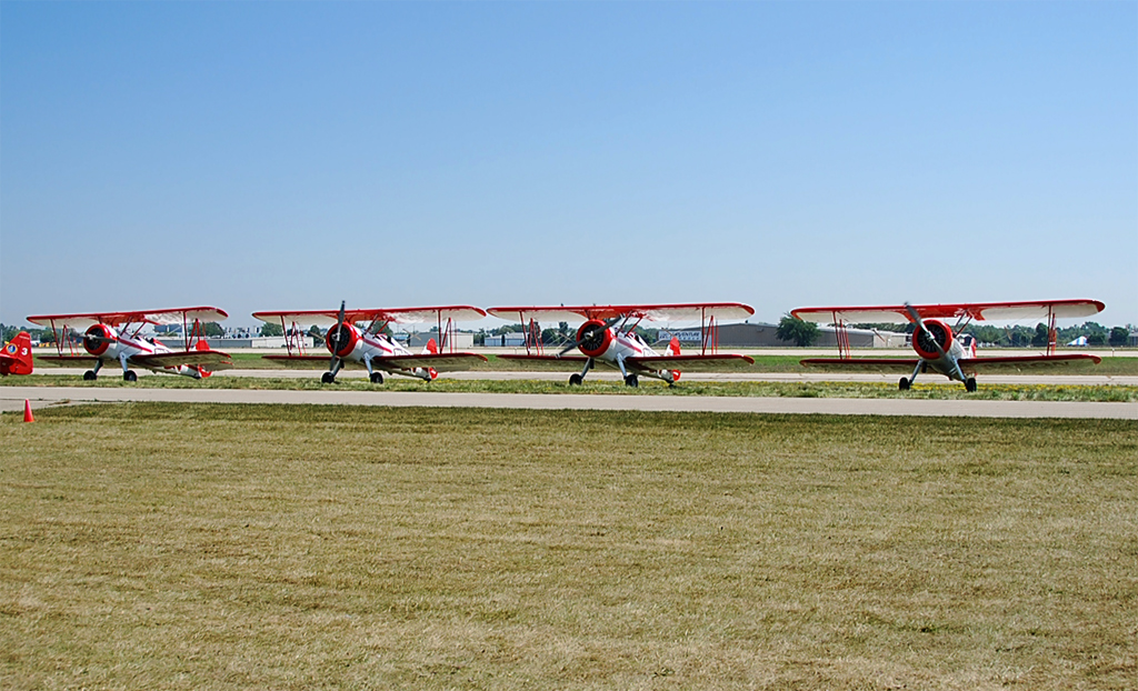 Die 4 Boeing A 75 der  Red-Baron-Kunstflugstaffel  in Oshkosh - 29.07.2014