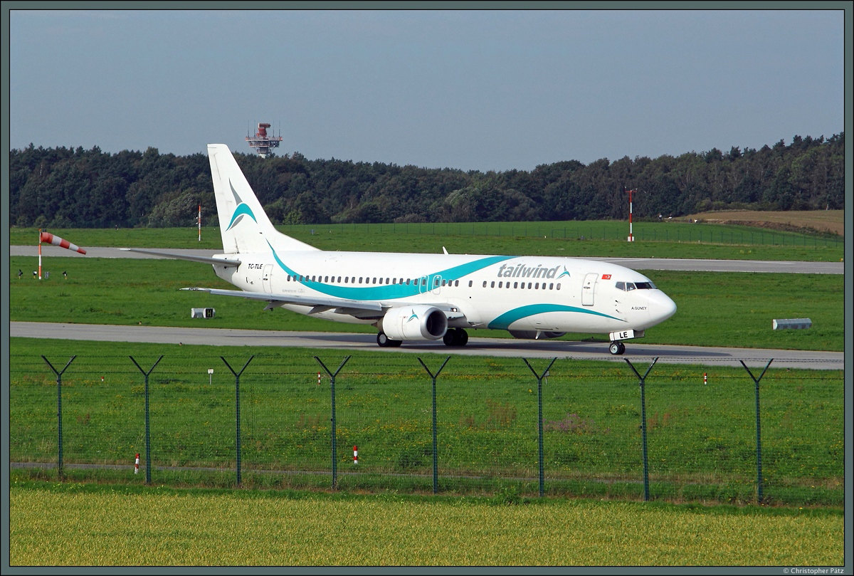 Die 737-400 TC-TLE der türkischen Charterfluggesellschaft Tailwind rollt am 13.09.2015 zur Startbahn des Dresdener Flughafens. Als TWI 306 fliegt die Maschine in den türkischen Badeort Antalya.
