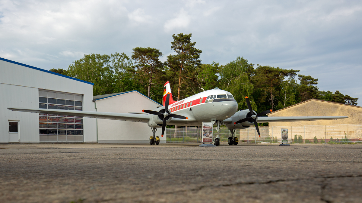 Die ausgestellte ILJUSHIN (IL-14P DM-SAD) der ehemaligen Interflug vor dem Oldtimer Museum Rügen wurde farblich aufgefrischt. - 09.06.2022
