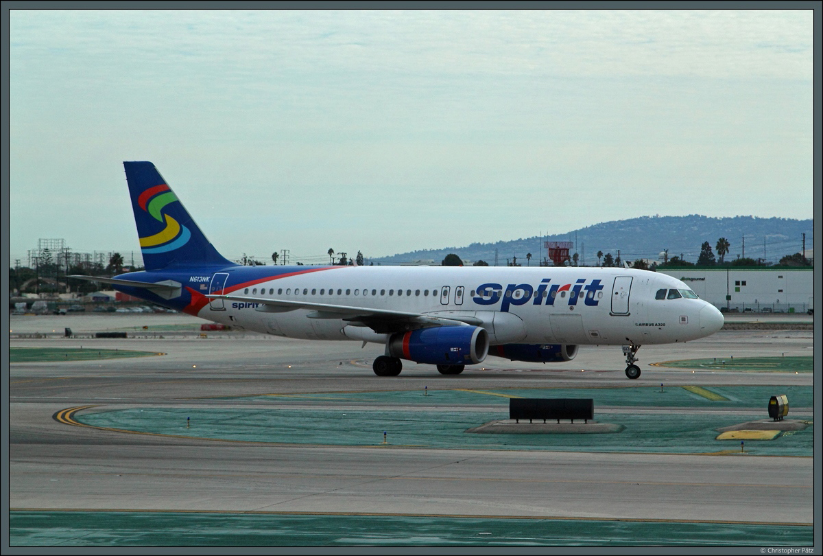 Die Billigfluggesellschaft Spirit Airlines setzt eine reine Airbus-Flotte ein. Am 29.10.2016 rollt der Airbus A320-232 N613NK über das Vorfeld am Los Angeles International Airport.