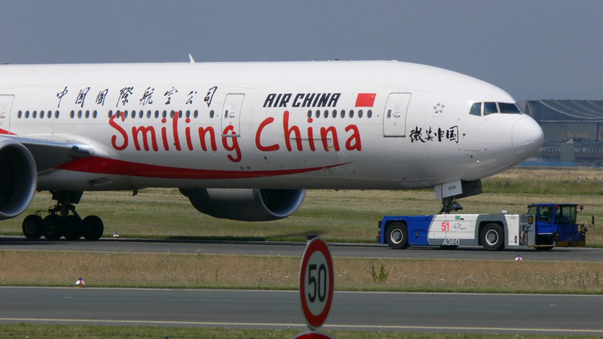 Die Boeing 777-39L/ER der Air China mit der Kennung B-2035 in Frankfurt am 06.07.2013.