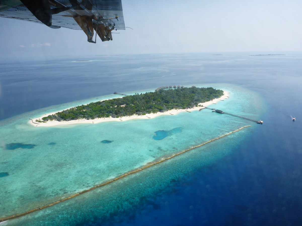 Die Malediveninsel Meedhupparu im Raa Atoll, fotografiert aus einer Twin Otter der Trans Maldivien Airways