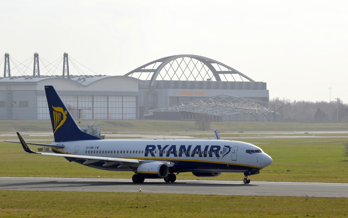 Die Ryanair Boeing 737-800 EI-EBB beim Start in Hamburg Fuhlsbüttel aufgenommen am 10.03.15