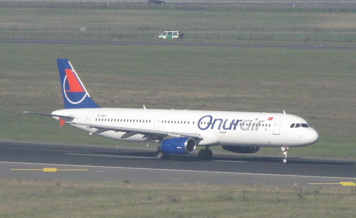 Dieser Airbus von Onurair aufgenommen am 10.10.2010 in Berlin Schönefeld. Kennung TC-OBF