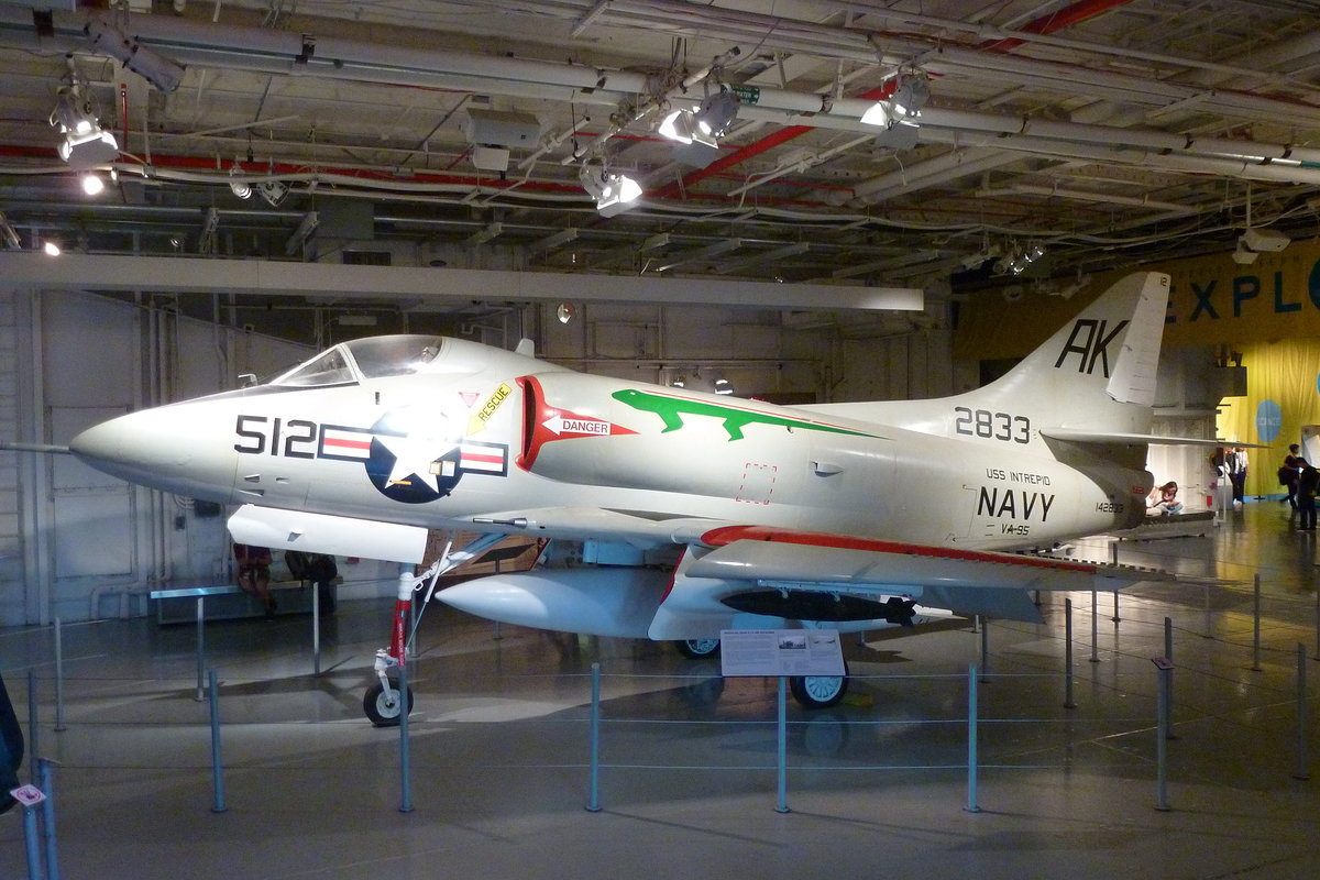 Douglas A-4B Skyhawk, US Navy BuNo. 142833, AK-512. Intrepid Sea, Air & Space Museum, New York-Manhattan. Aufnahmedatum: 26.09.2018.
