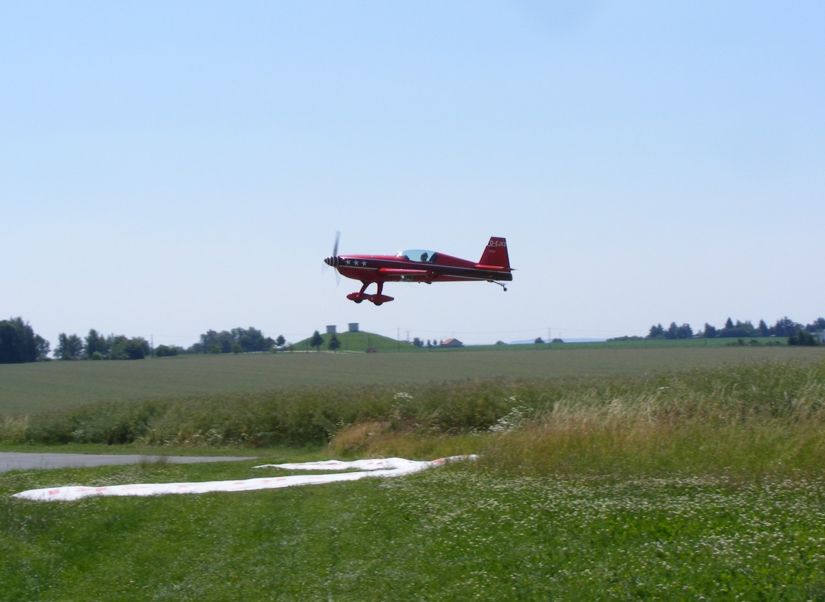 E-EJKS, Extra 300S, bei der Landung in Gera (EDAJ) am 2.7.2015