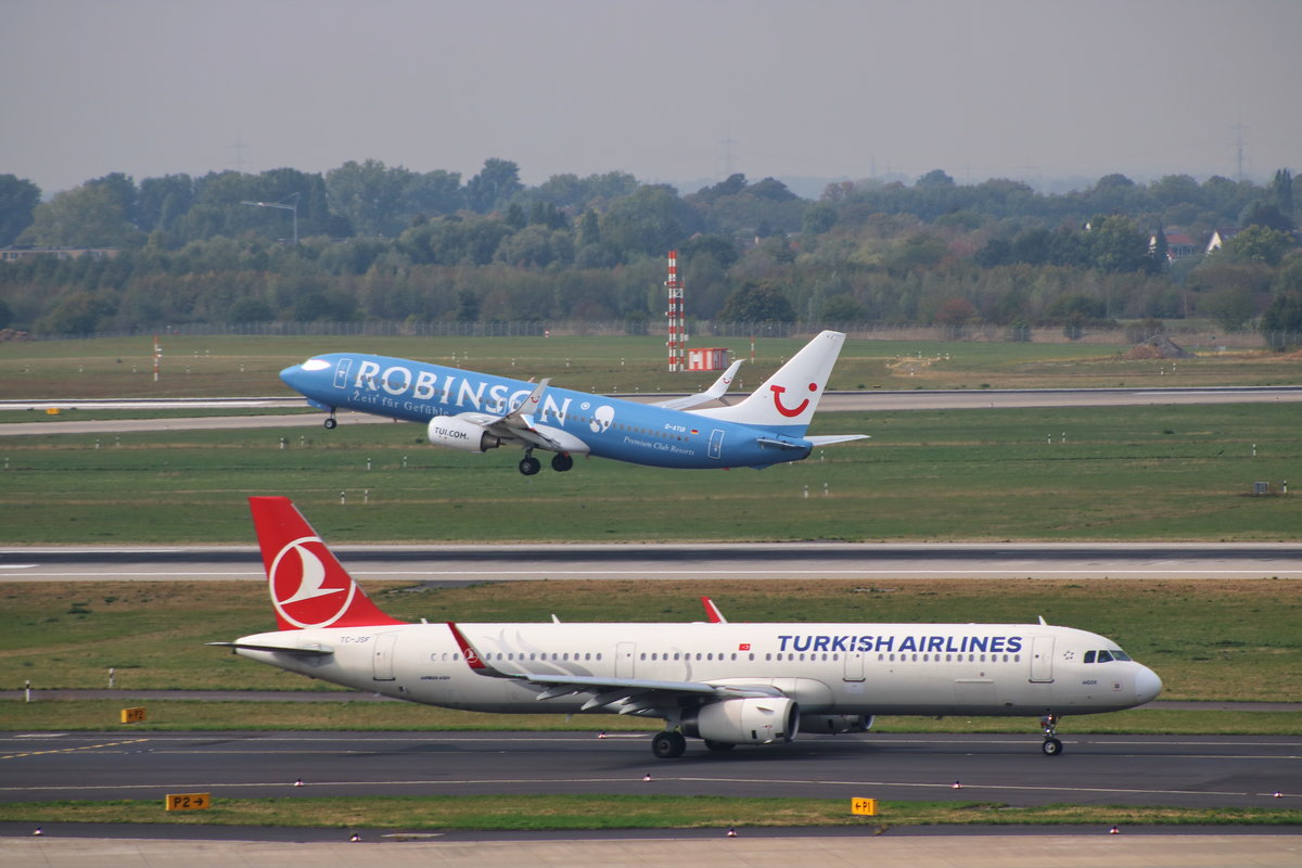 EA321 TC-JSF der Turkish Airlines auf dem Weg zur Startbahn 23L in Düsseldorf, im Hintergund startet grade eine 737-800 D-ATUI der TUIfly mit Vollwerbung für Robinson Club Urlaube 
5.9.18