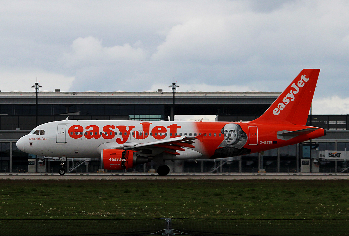 Easyjet A 319-111 G-EZBI nach der Landung in Berlin-Schnefeld (BER) am 14.05.2015
