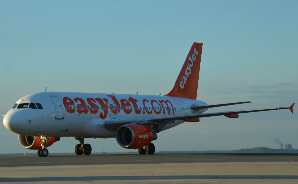 Easyjet Airbus am 27.09.2015 nach der Landung in Dortmund