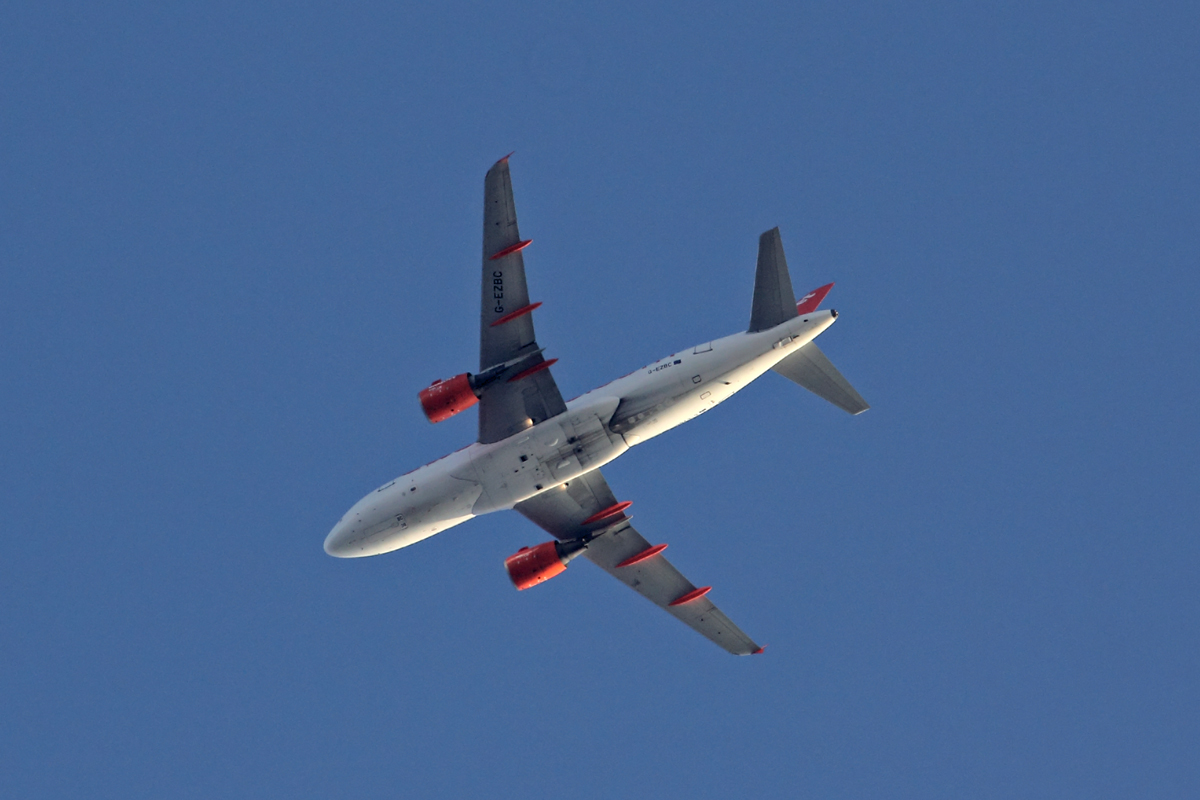 Easyjet G-EZBC beim Anflug auf den Dortmunder Flughafen über Recklinghausen 25.7.2014