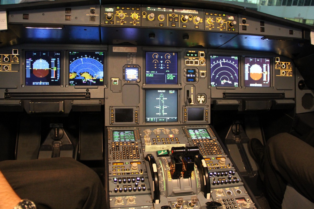 easyJet, HB-JXE, Airbus A320-214, 19.Dezember 2015, ACE Lanzarote, Spain. Cockpit Ansicht.