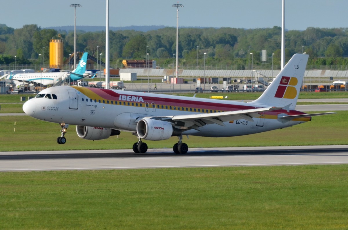 EC-ILS Iberia Airbus A320-214 bei der Landung in München am 10.05.2015