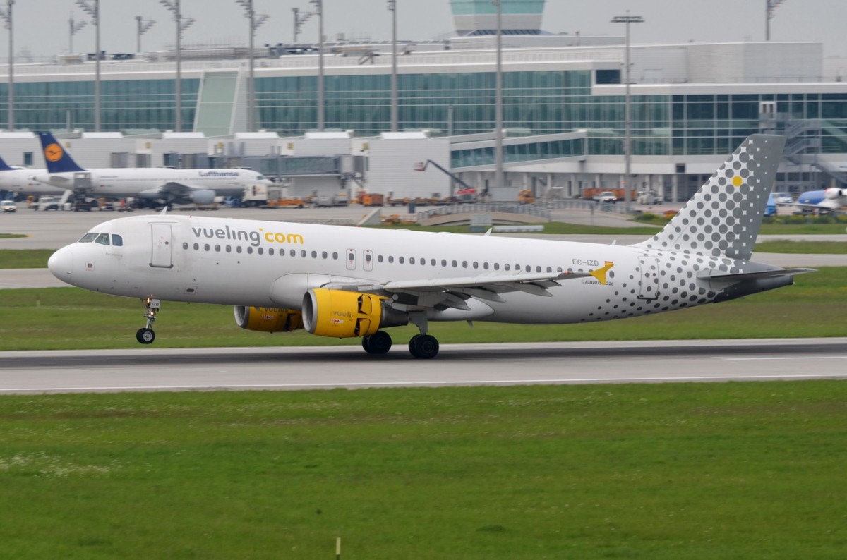 EC-IZD Vueling Airbus A320-214  bei der Landung in München  14.05.2015
