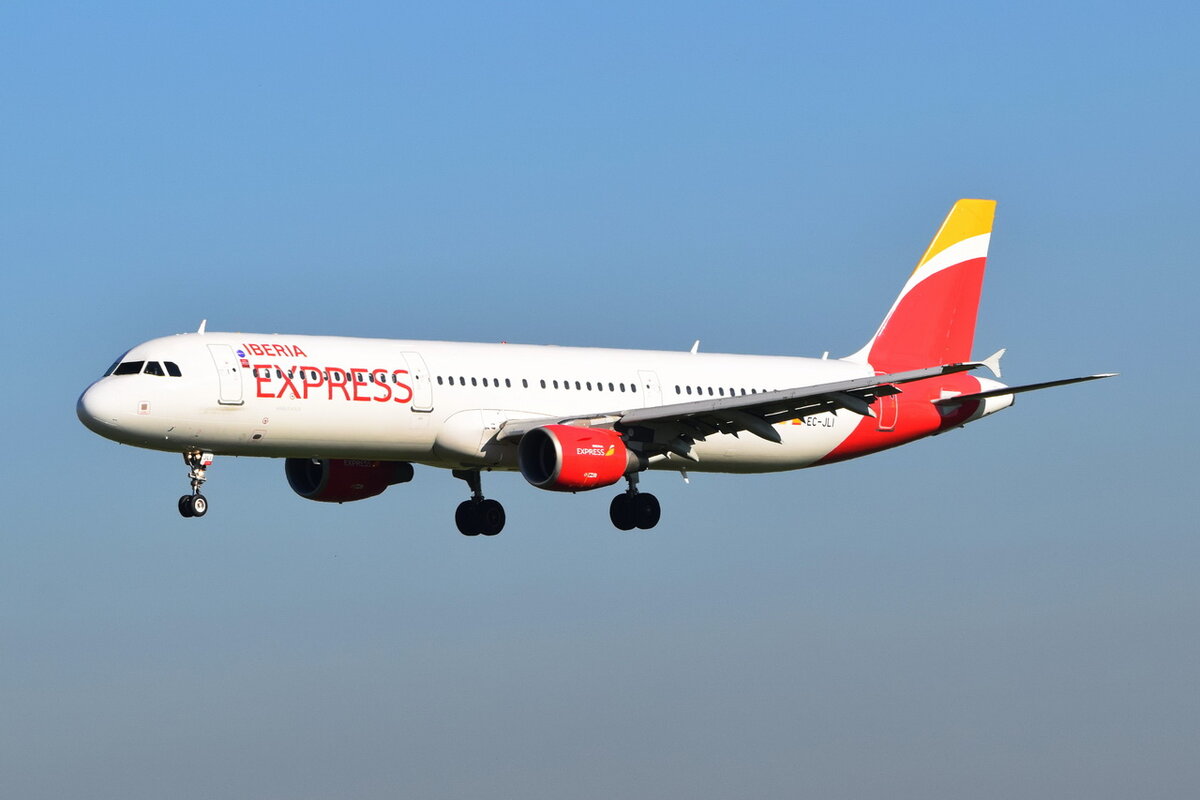 EC-JLI , Iberia Express , Airbus A321-213 , 07.10.2021 , Berlin-Brandenburg  Willy Brandt  , BER ,