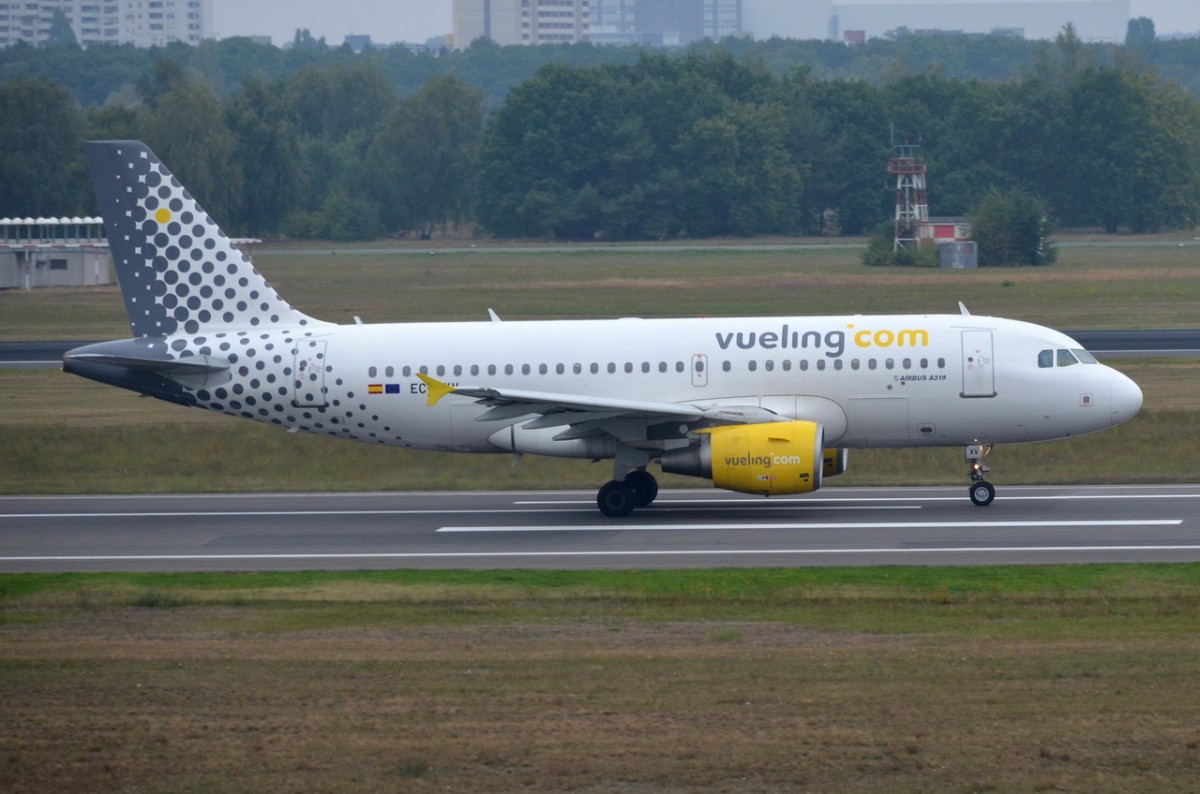 EC-JXV Vueling Airbus A319-112   beim Start in Tegel am 12.09.2014