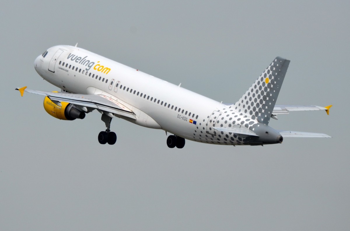 EC-KDG Vueling Airbus A320-214     Start in Tegel am 27.06.2014