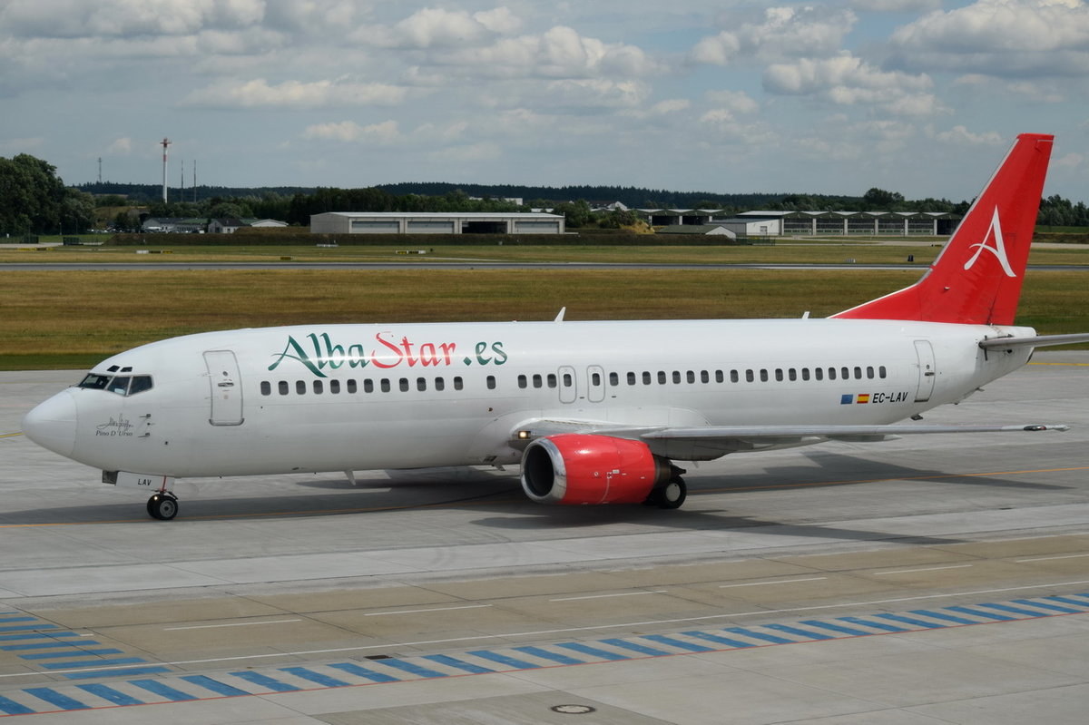 EC-LAV Alba Star Boeing 737-408  in Rostock-Laage zum Gate am 01.07.2016