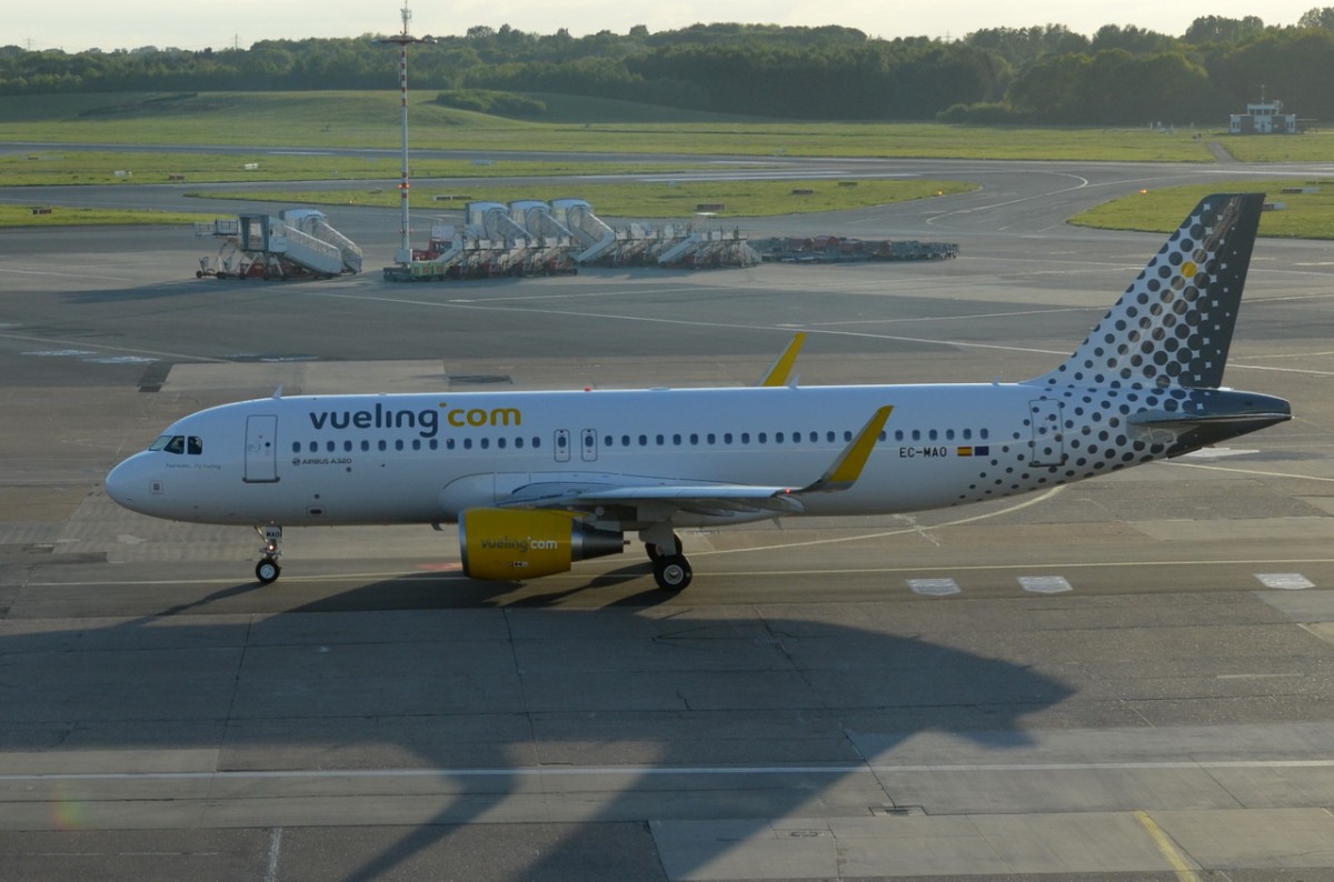 EC-MAO Vueling Airbus A320-214 (WL)   gelandet in Hamburg  03.05.2014