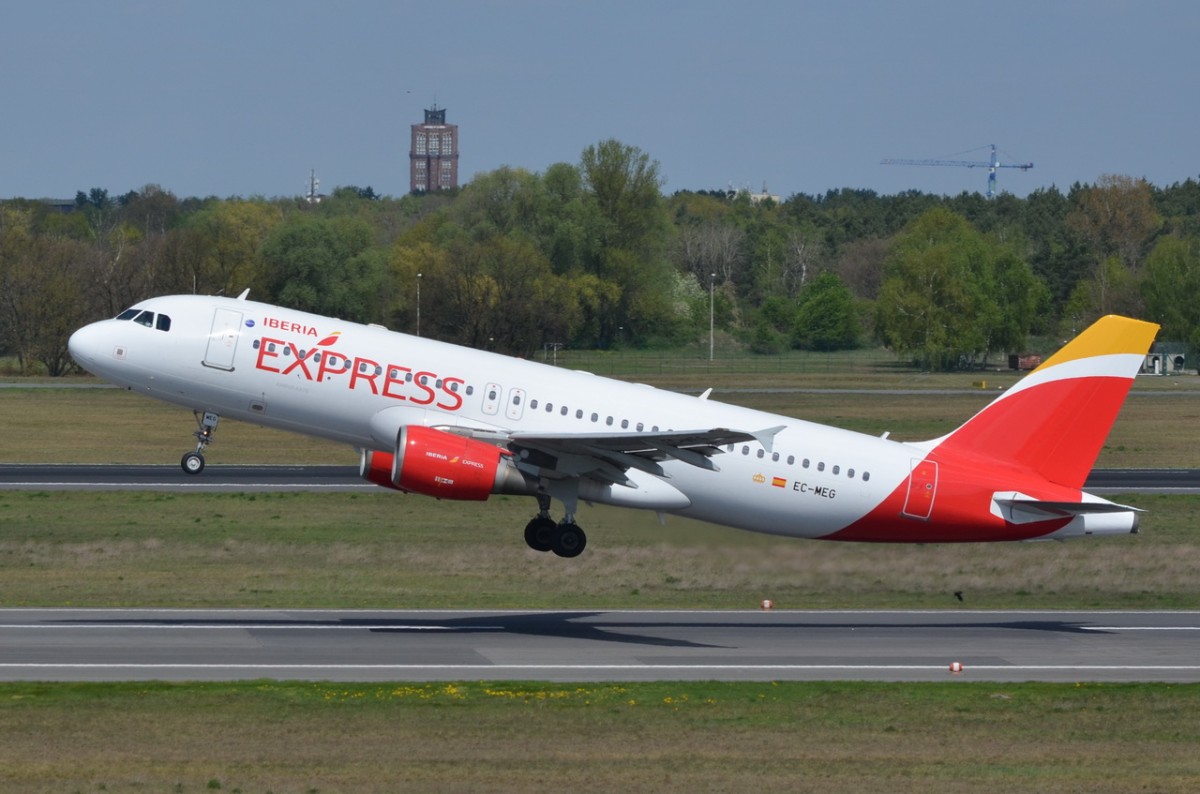 EC-MEG Iberia Express Airbus A320-214  in Tegel am 29.04.2015 gestartet